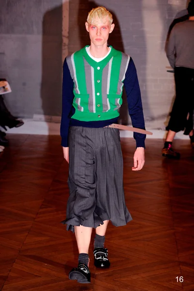 Look 16